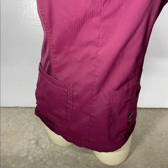 Set of 3 scrub tops* - Picture 9 of 12